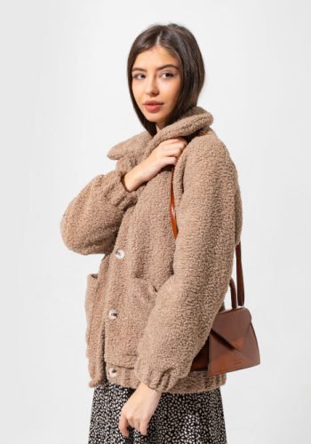 fascinating-woman-winter-fur-coat-posing